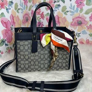 💯Authentic Coach Tote Monogram Handbag🍀